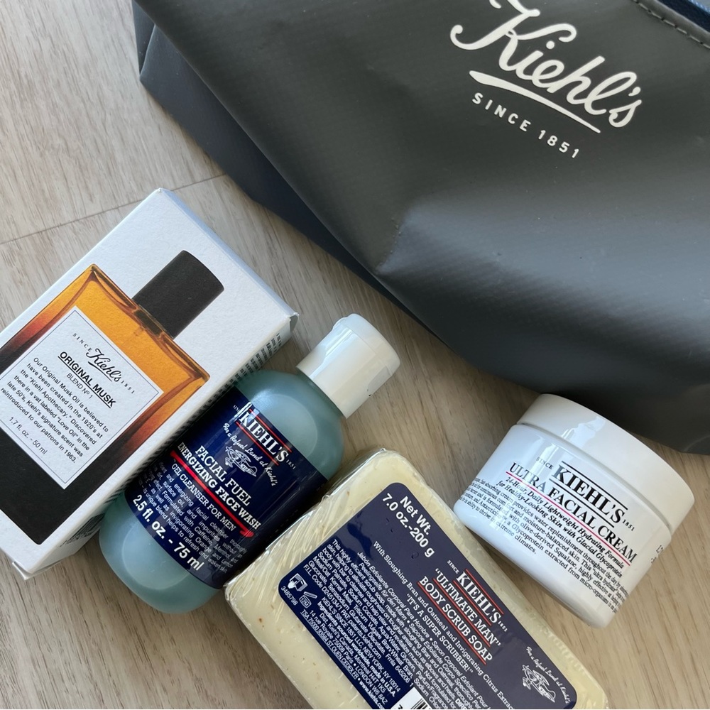Kiehls Skincare and Mens Grooming Set with Travel Bag - NEW